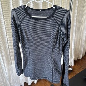 Lululemon long sleeve top with finger holes